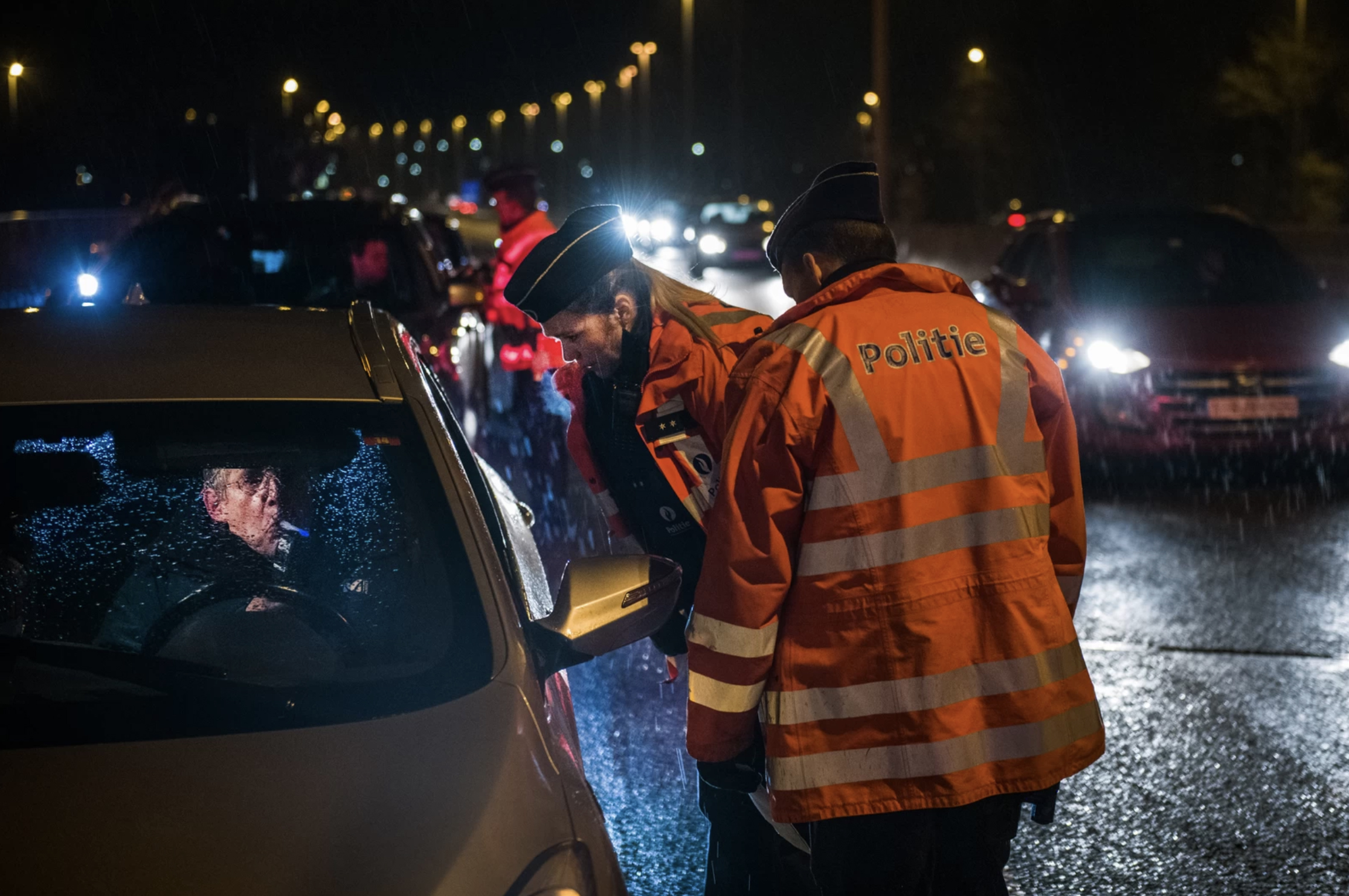 Vier feiten over drinken (of gebruiken) en rijden